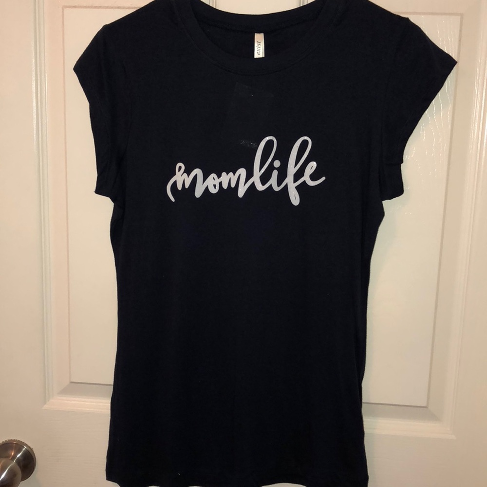 Navy blue fitted tee. momlife